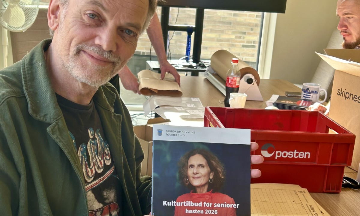 Kjetil Krøvel, avdelingslder i Seniorkultur viser fram katalogen