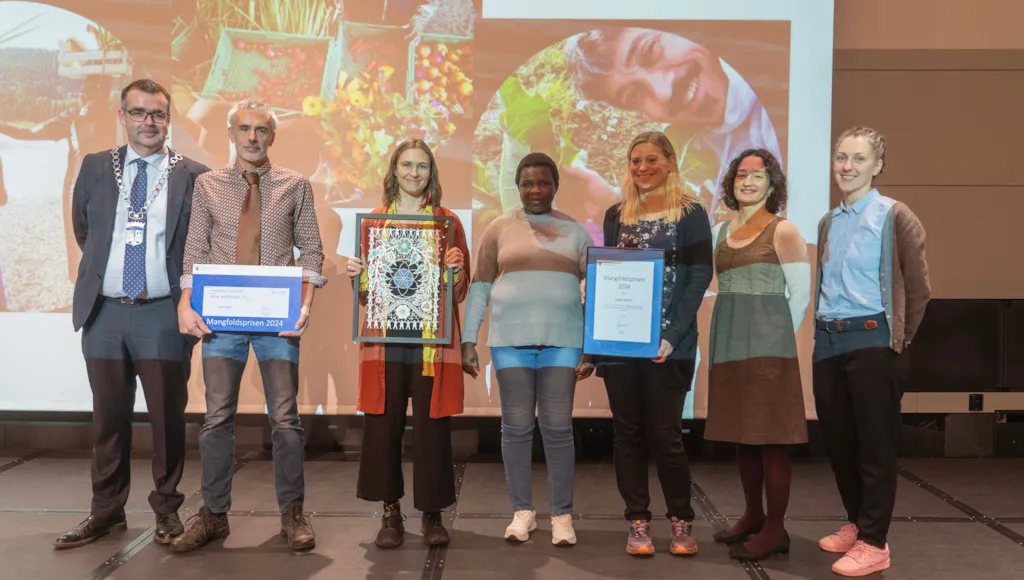 Utdeling av Mangfoldsprisen 2024. Vinnerne står på scenen på Royal Garden Hotel.