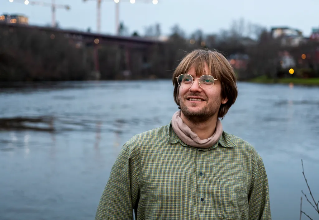 Foto av miljørådgiver Markus Karijord. I bakgrunnen skimtes Nidelva.