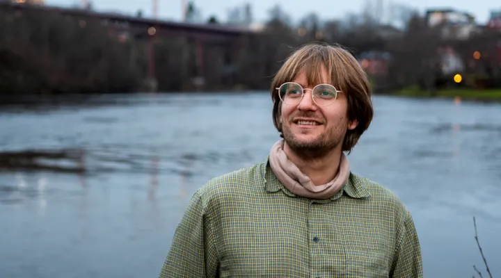 Foto av miljørådgiver Markus Karijord. I bakgrunnen skimtes Nidelva.