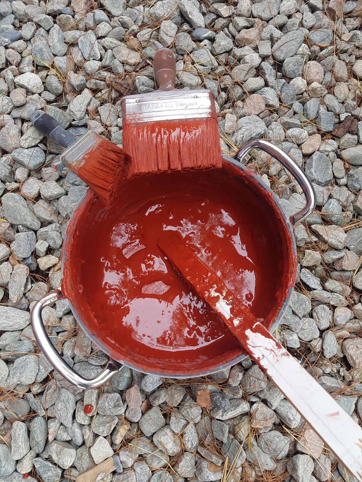 bøtte med rød hjemmelaget komposisjonsmaling