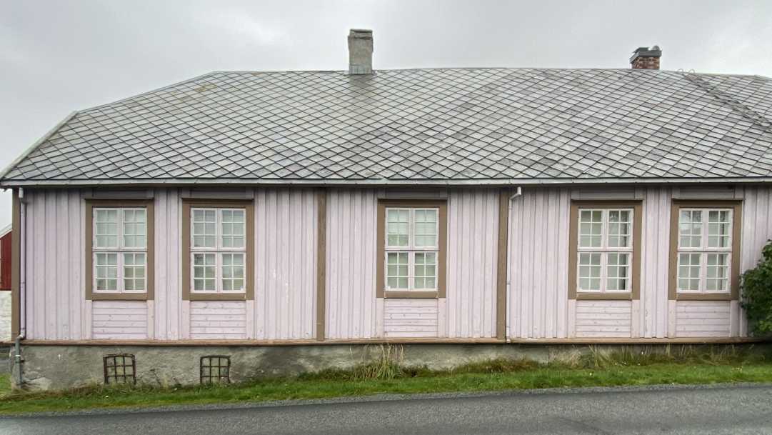 Gran&aring;sen g&aring;rd, hvedhuset i en dyp rosa farge