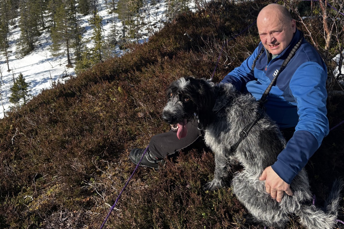 Byråd Lars Magnussen på tur med hunden