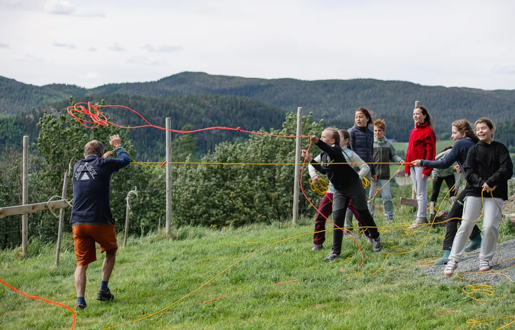 Elever øver på å kaste lasso.