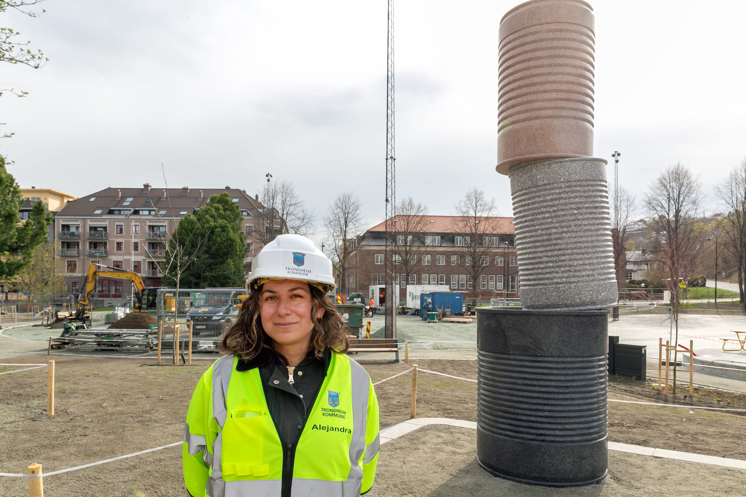 Alejandra Madero fra Trondheim kommune p&aring; Buranbanen foran verket som heter &laquo;S&oslash;yle&raquo;