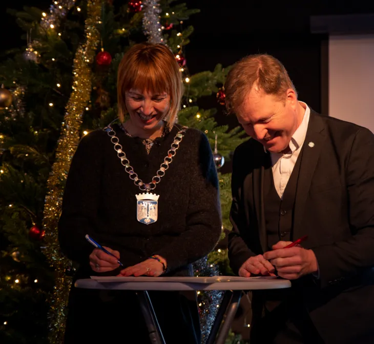 Varaordf&oslash;rer Mona Berger og kommunal- og distriktsminister Sigbj&oslash;rn Gjelsvik signerte tirsdag 13. desember intensjonsavtalen.