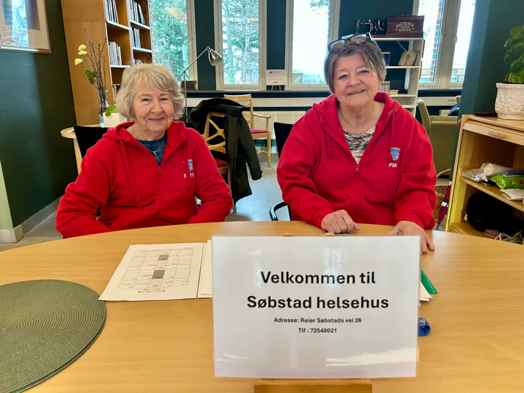 To frivillige sitter ved et bord på Søbstad helsehus