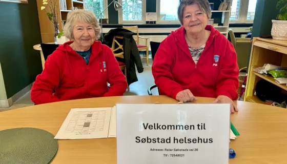 To frivillige sitter ved et bord på Søbstad helsehus