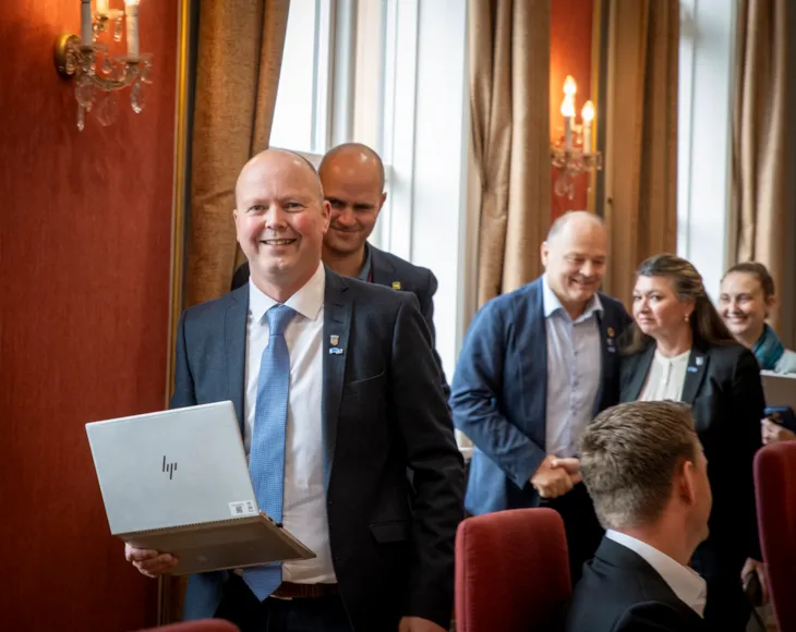 Byråd Reinskou smilende med en pc i hånda