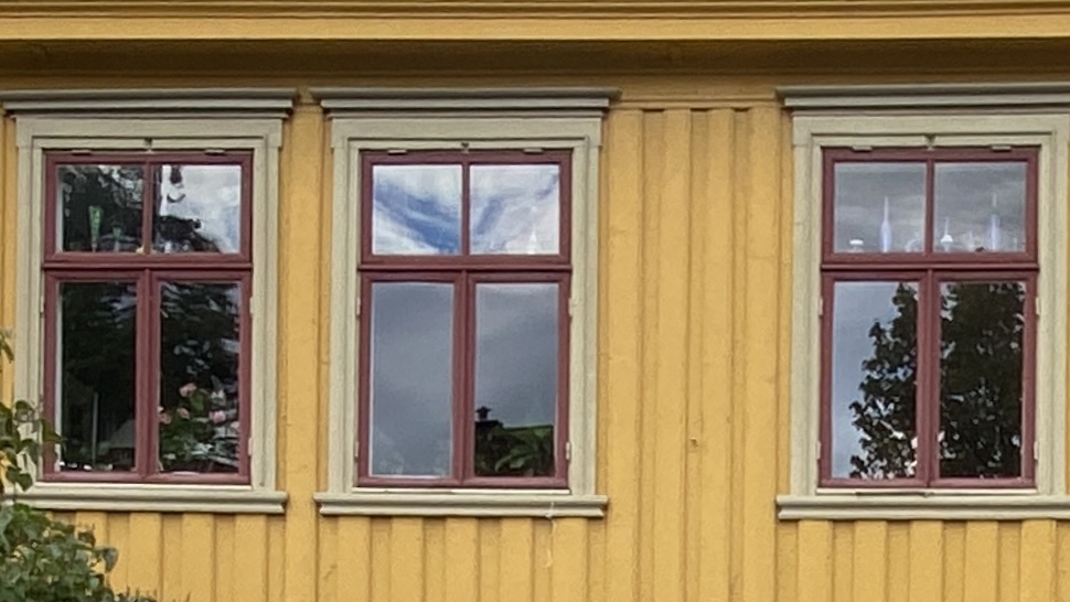 Tre vinduer med sprosser