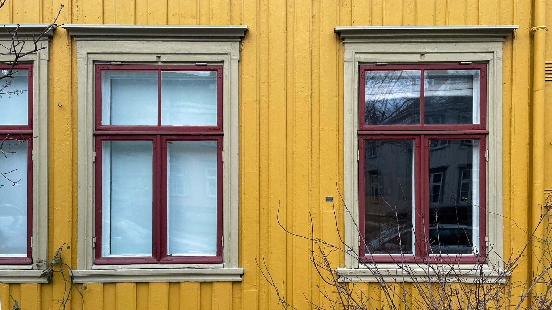 Tre vinduer med T-postformat