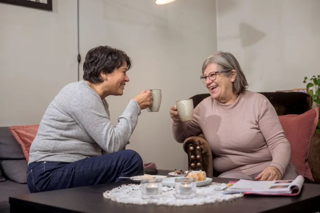 to kvinner drikker kaffe sammen