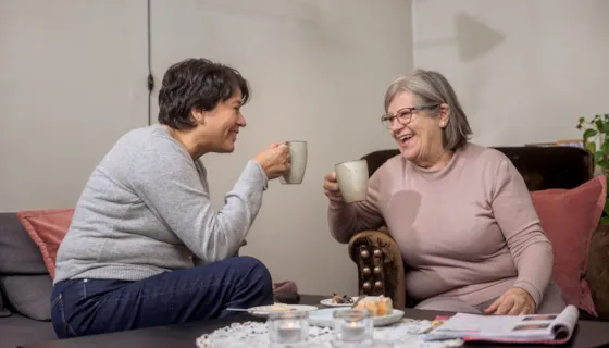 to kvinner drikker kaffe sammen