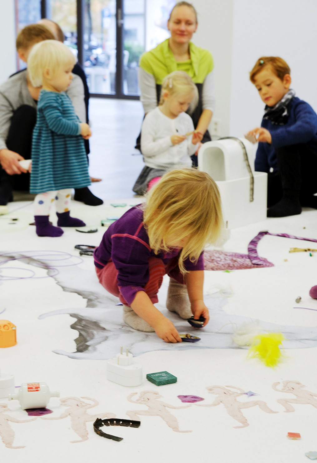 Barn som utforsker materiale