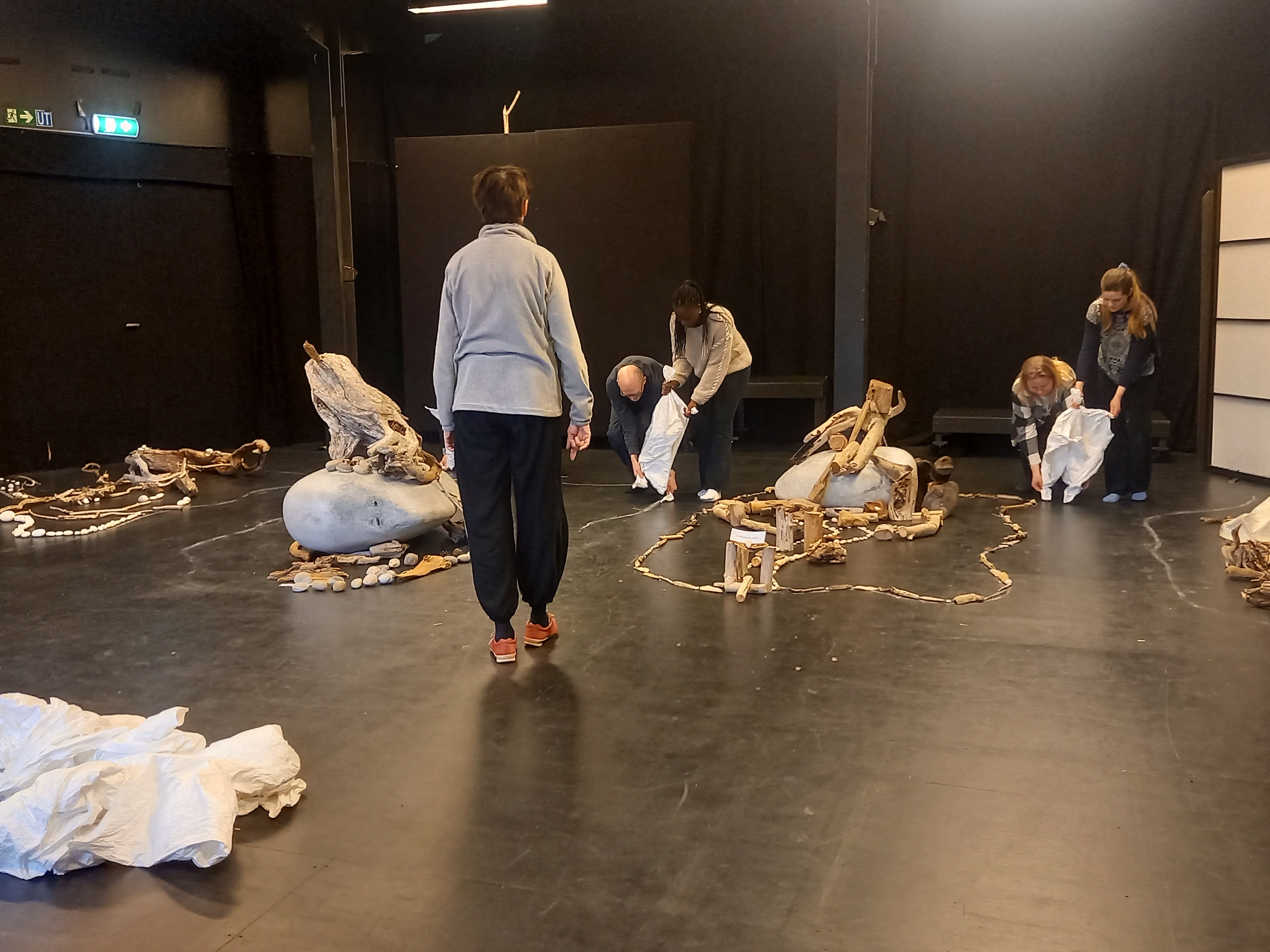 Pedagoger som improviserer med materialer under ledelse av Cirka teater