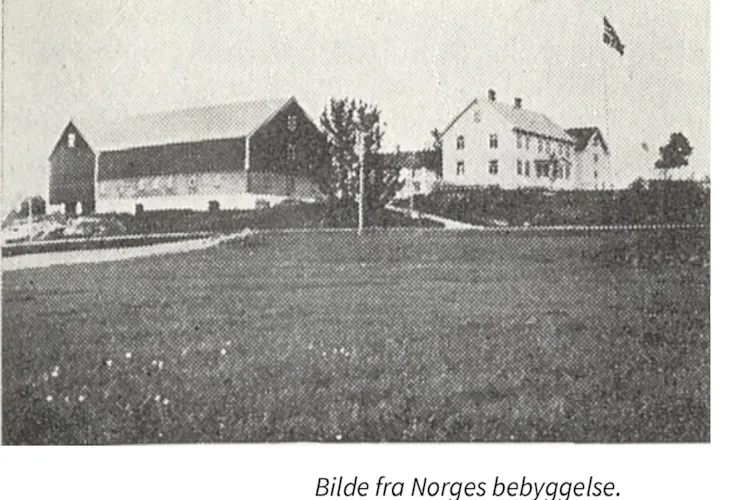 Historisk bilde av låve og våningshus