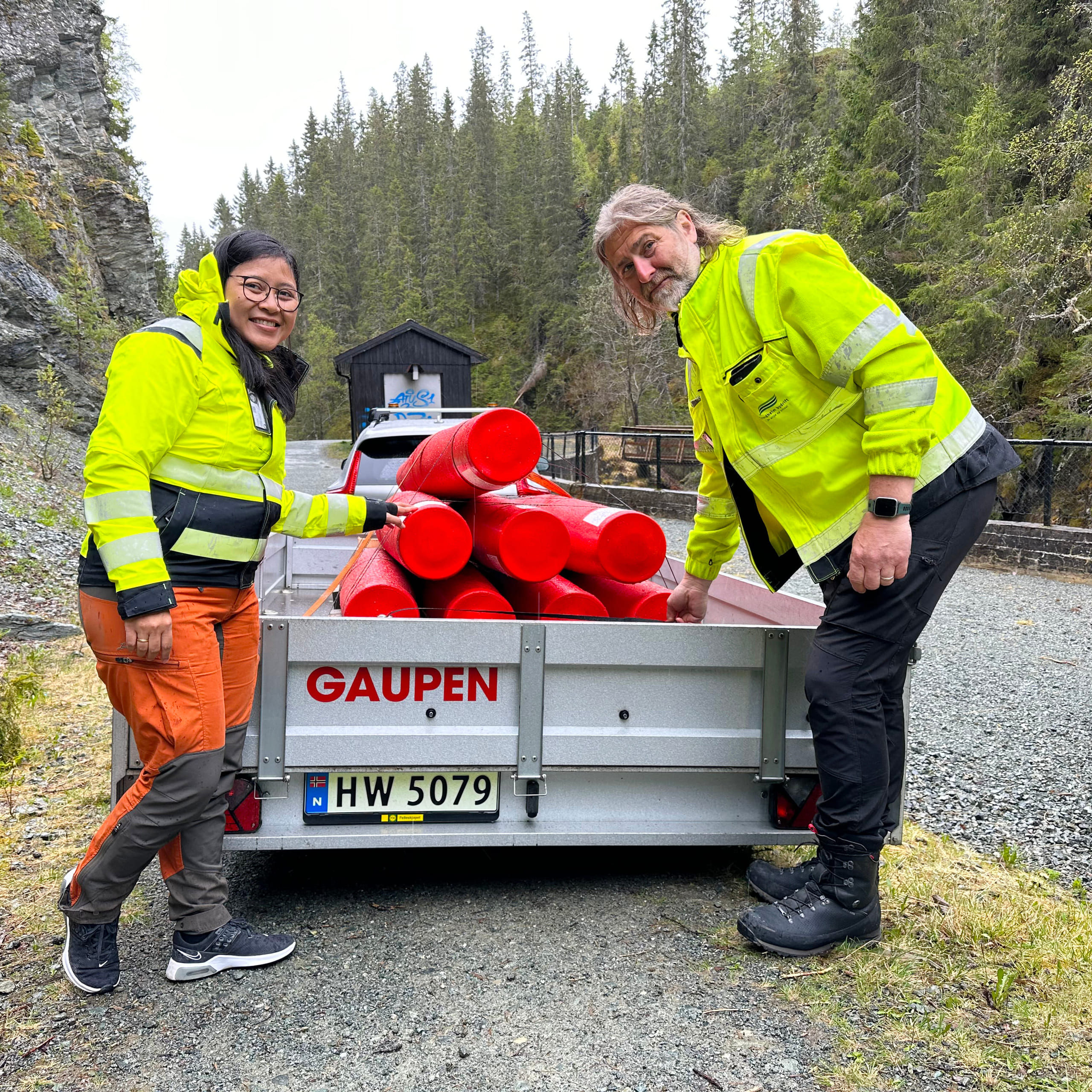 To personer bak en tilhender med last