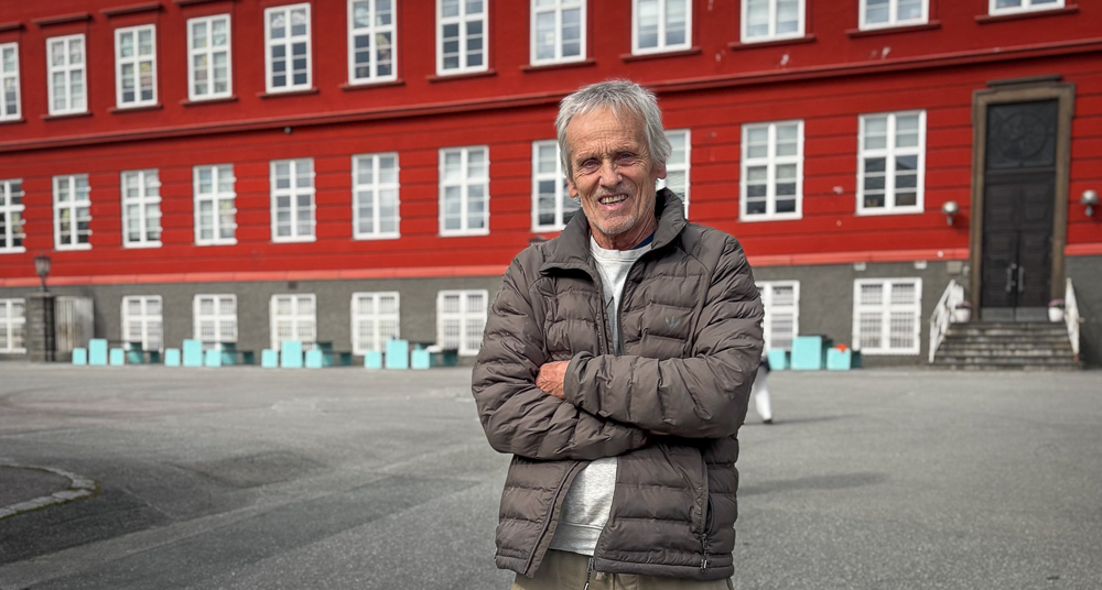 Torleif fotografert forran Bispehaugen skole.