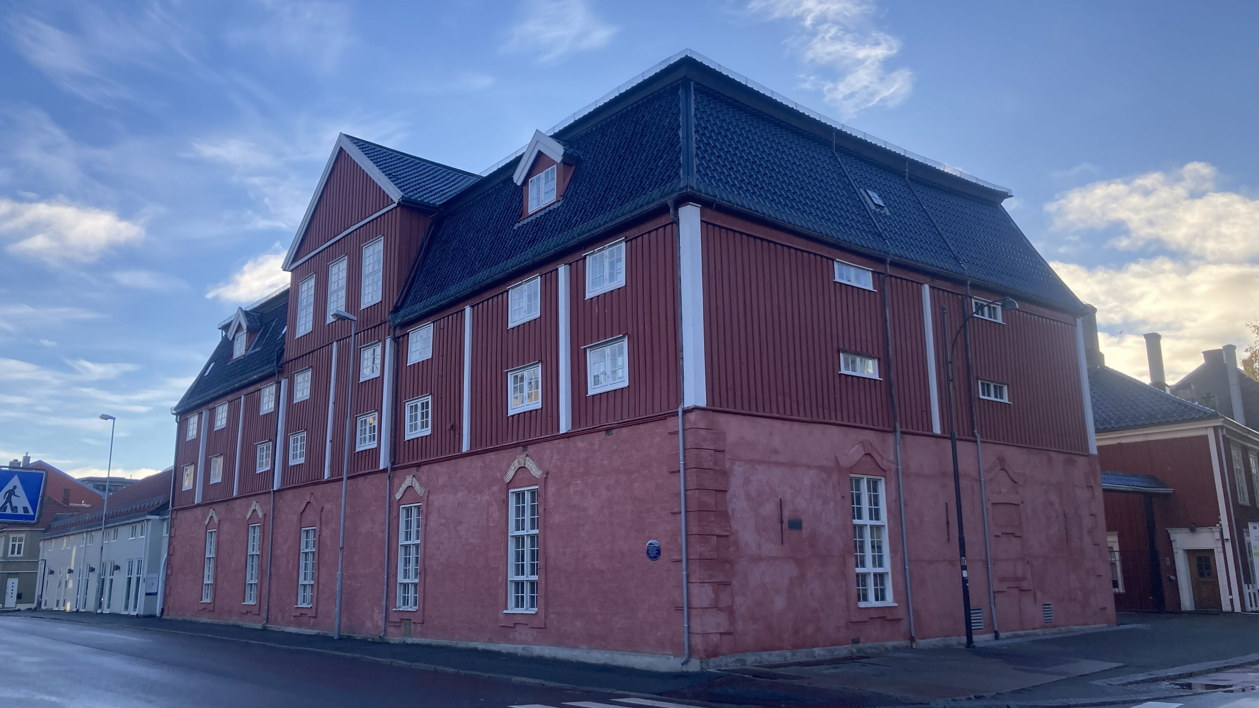 Stort trebygg med valmet tak