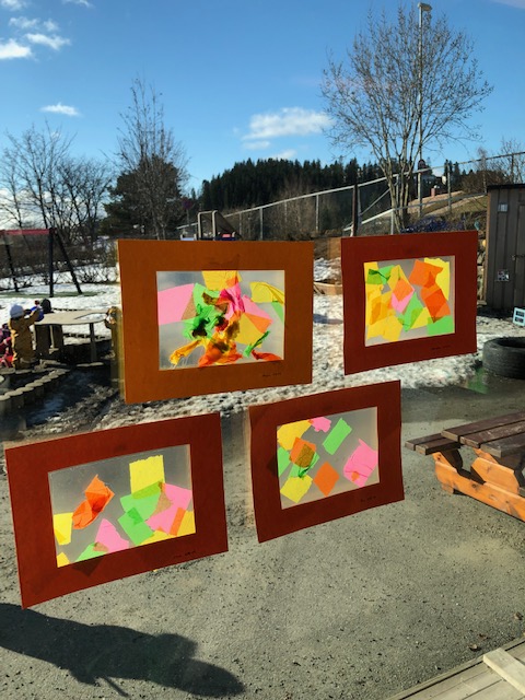 Barnekunst på vinduene med utsikt til uteleikeplassen