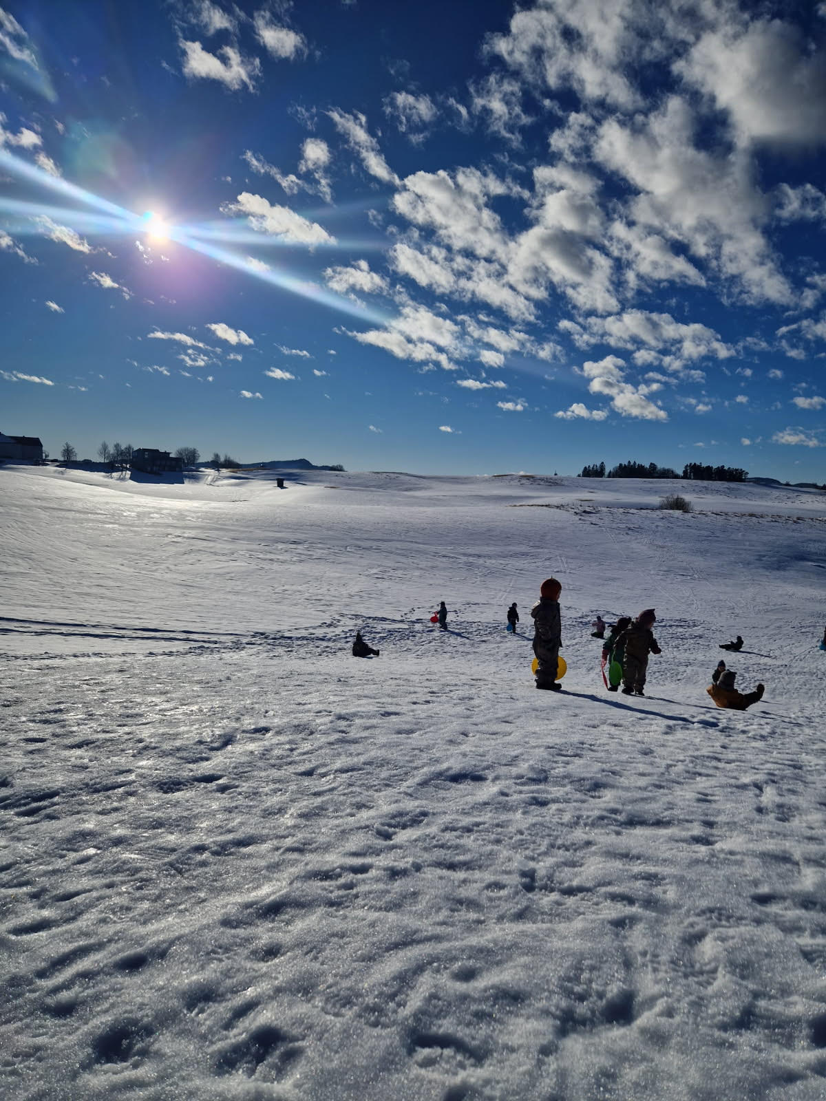 Vinterbilde av barn som leker på Byneset golfbane