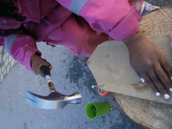 Barn som slår med hammer