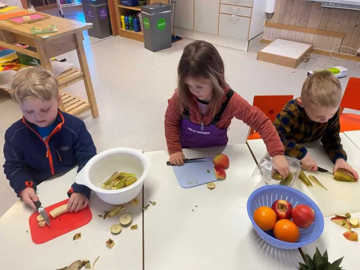 Barn kutter opp frukt før måltid