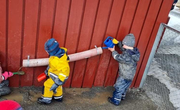 R&oslash;r p&aring; veggen for &aring; helle vann inn i en r&oslash;rbane.