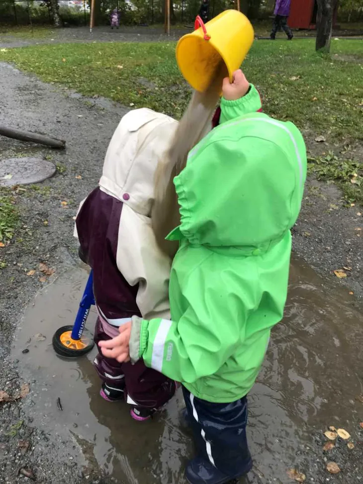 Vannlek i søledammen