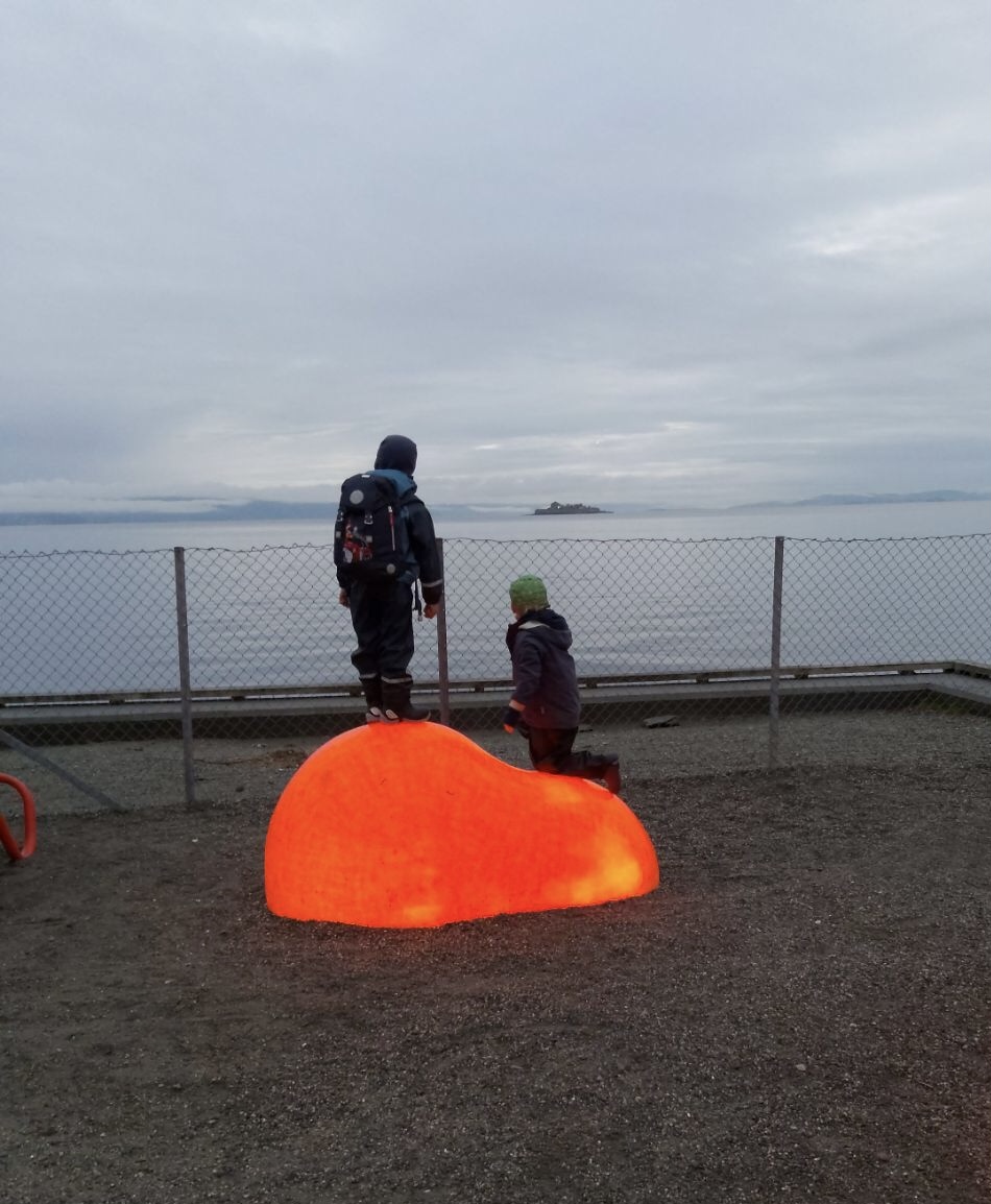 Ilsvika barnehage uteområdet med utsikt utover Trondheimsfjorden