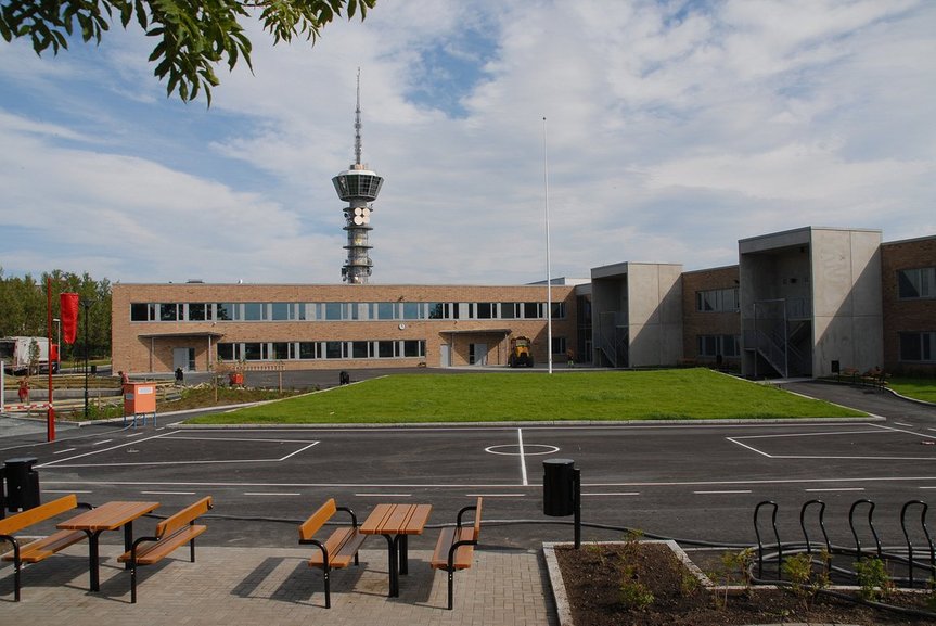 Blussuvoll skole med Tyholt-tårnet i bakgrunnen