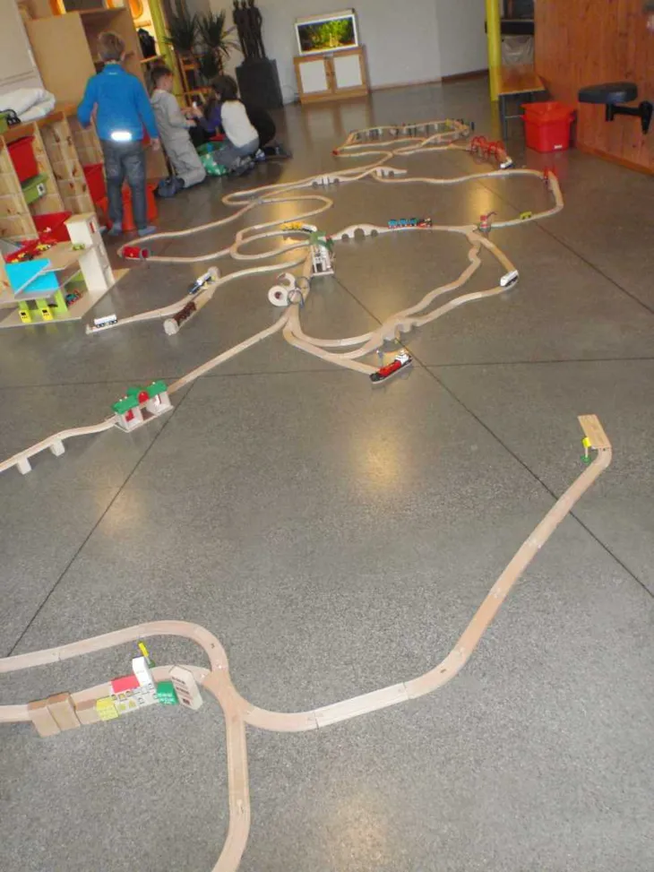 Brio togbane som er lagt på gulvet