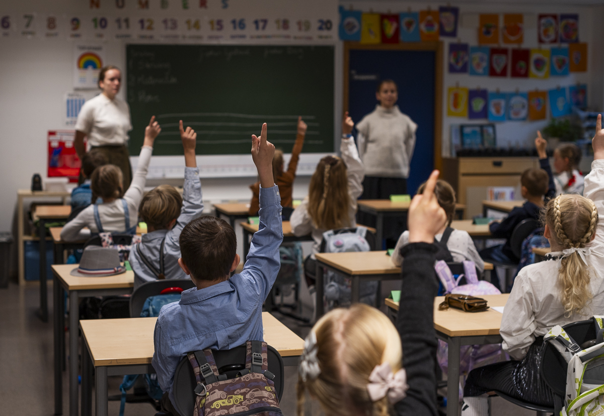 Bildet viser elevene i 1. klasse som rekker opp h&aring;nden for &aring; svare p&aring; sp&oslash;rsm&aring;l.