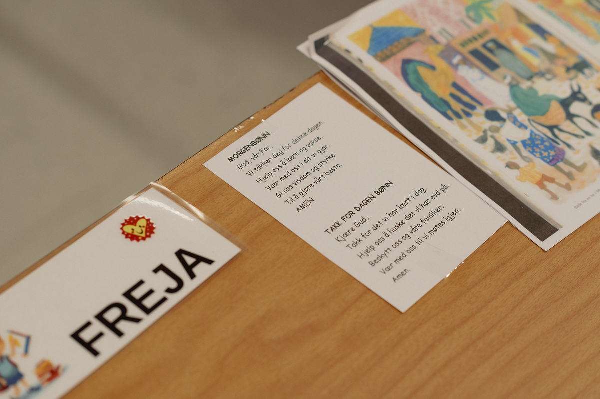 N&aelig;rbilde av en pult der det er tapet fast navneskiletet Freja og en morgenb&oslash;nn.