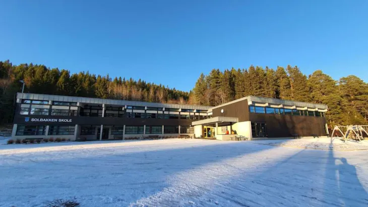 Solbakken skole på vinteren