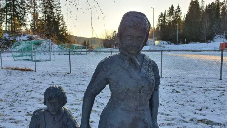 Statue på utsiden av Solbakken