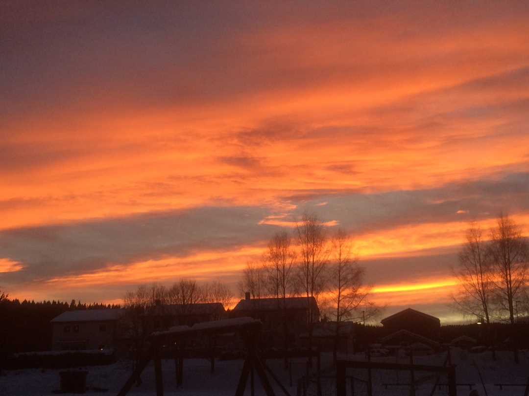 R&oslash;d himmel over Stavset skole