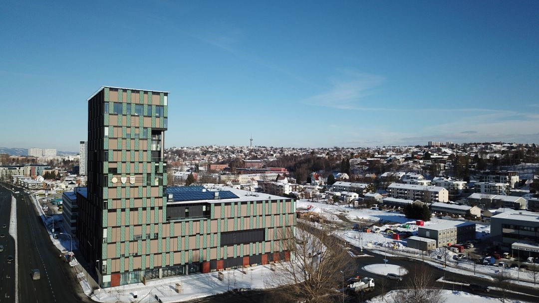 Dronebilde som viser bygget Trondheimsporten der voksenopplæringen ligger 