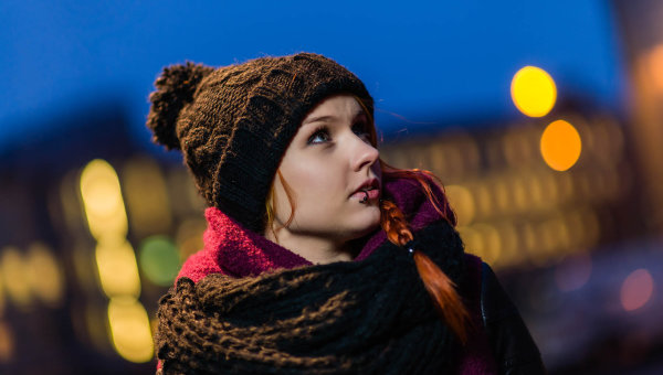 Bilde av ansikt til kvinne som ser bortover en bygate.