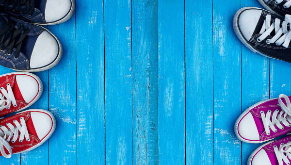 Bilde av fire par tøysko sett ovenifra.