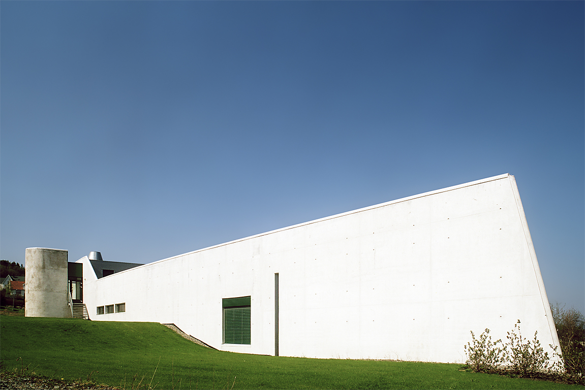 Produksjonskjøkkenet sin hvite fasade i solskinn