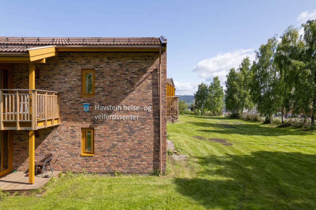 Bygning med teksten Havsten helse- og velferdssenter
