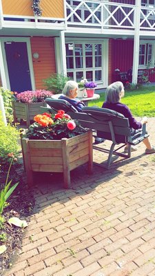 Brukere sitter &aring; soler seg