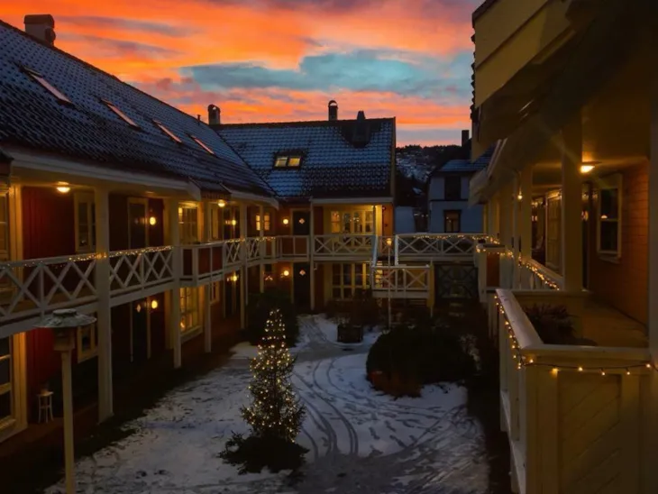 Uteområdet på Ilevollen om kvelden