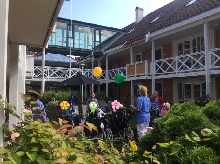 Brukere sitter utend&oslash;rs