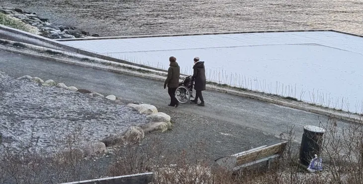 Person som trilles i rullestol