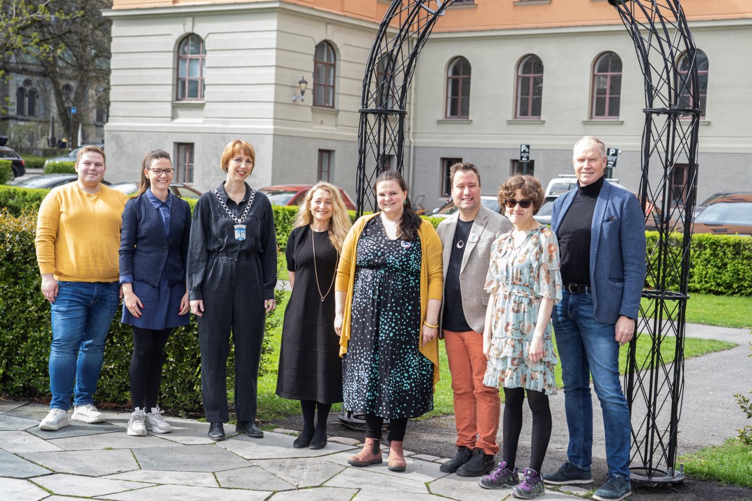 Foto av prisvinnere og komité i rådhusparken