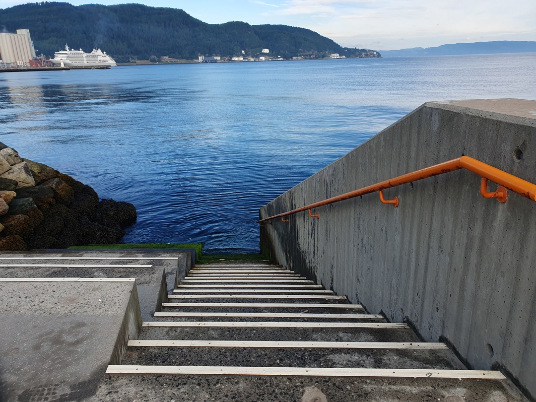 Badetrapp som går ned i fjorden