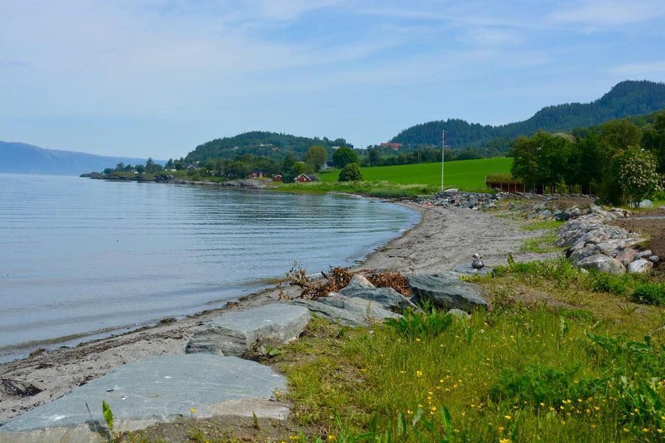 Sandstrand ved fjorden