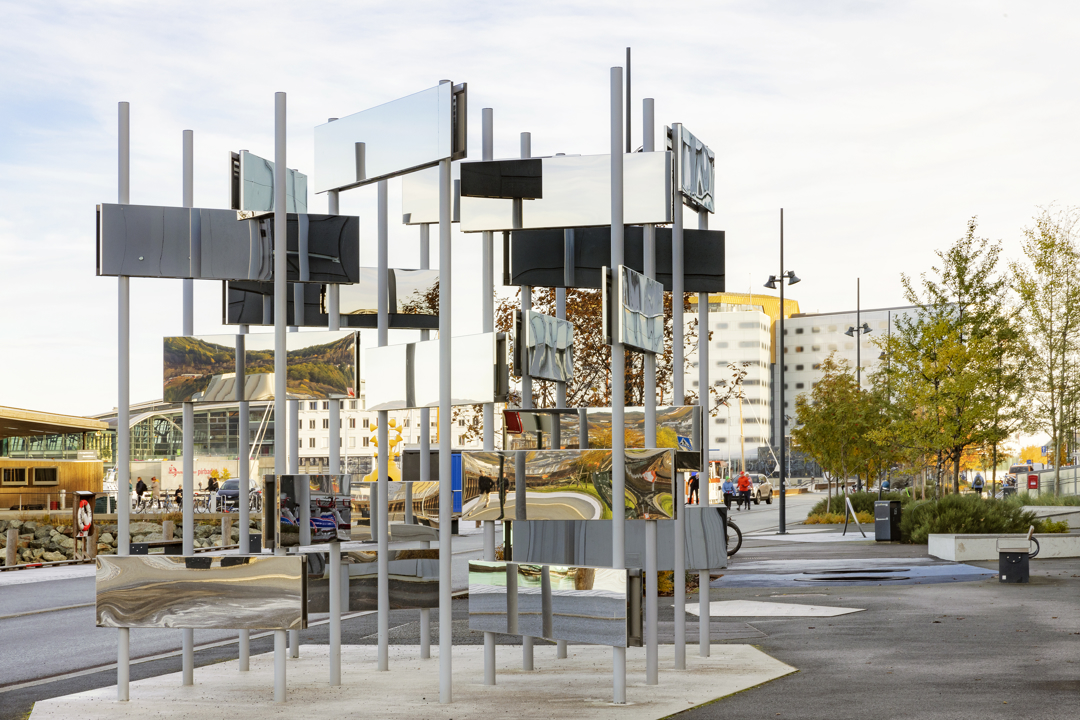 Kunstverk med speil og trampoline i asfalten